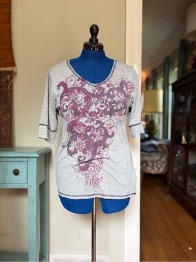 Women's Gray V-Neck Tee with Purple Floral Scroll Print